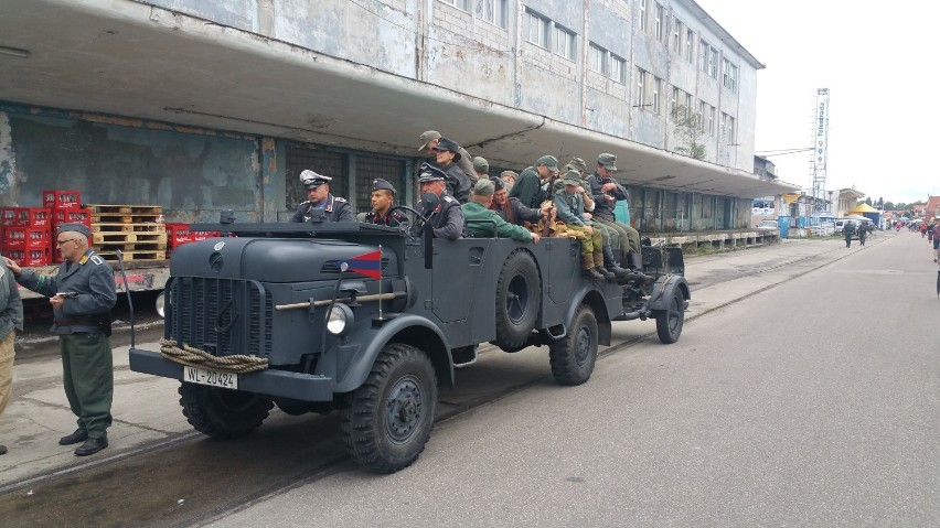 D-Day Hel 2016: druga parada ruszyła z portu i przedefilowała przez Hel | ZDJĘCIA, WIDEO