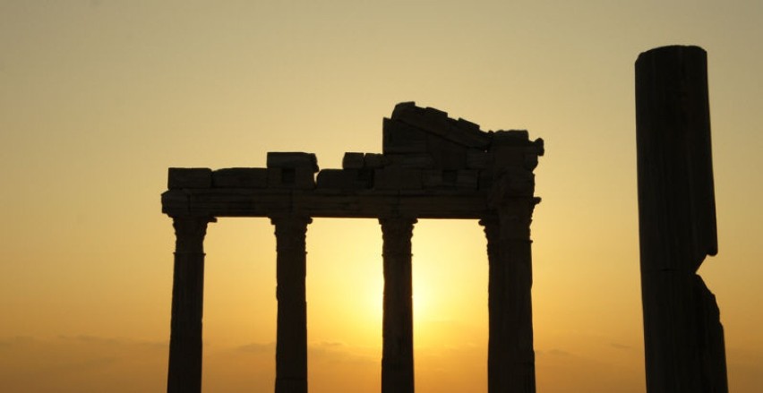 Ruiny świątyni Apolla w promieniach zachodzącego słońca....