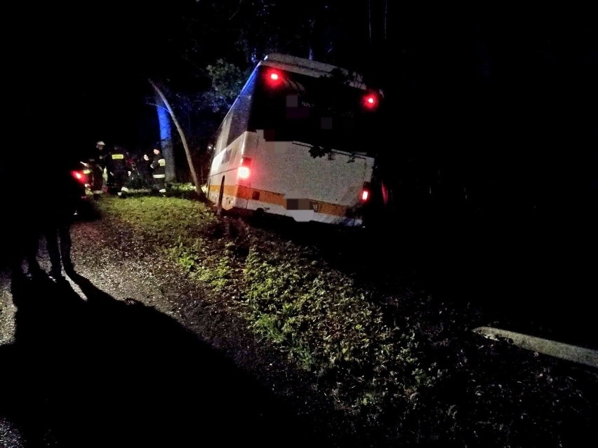 Groźny wypadek pod Strzelinem: autobus wypadł z drogi i uderzył w drzewo (ZDJĘCIA)