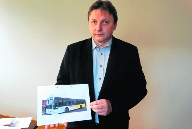 Władze Nowego Tomyśla rocznie na komunikację miejską wydają 120 000 zł. Z-ca burmistrza pokazuje autobus, jaki obsługuje nowotomyską komunikację