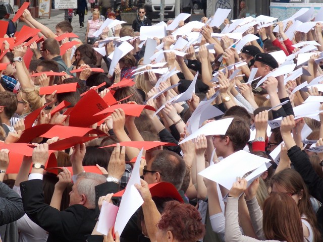 Jak śpiewać hymn? Dumnie, głośno i bez błędów!