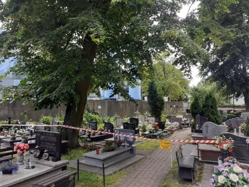 Horror na cmentarzu w Ustce. Z nieba spadła metalowa dzida [ZDJĘCIA]
