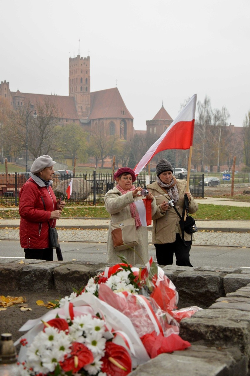 Święto Niepodległości 2018 w Malborku [ZDJĘCIA cz. 2]. Uroczystość pod Pomnikiem Armii Krajowej z życzeniami burmistrza dla Polski