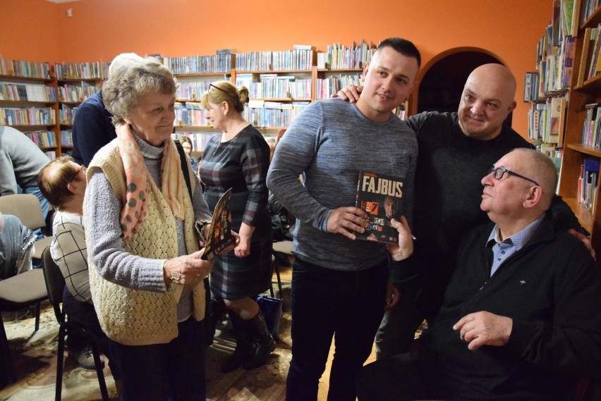 Michał Fajbusiewicz w Pruszczu spotkał się na Biesiadzie Literackiej z czytelnikami w bibliotece [ZDJĘCIA]