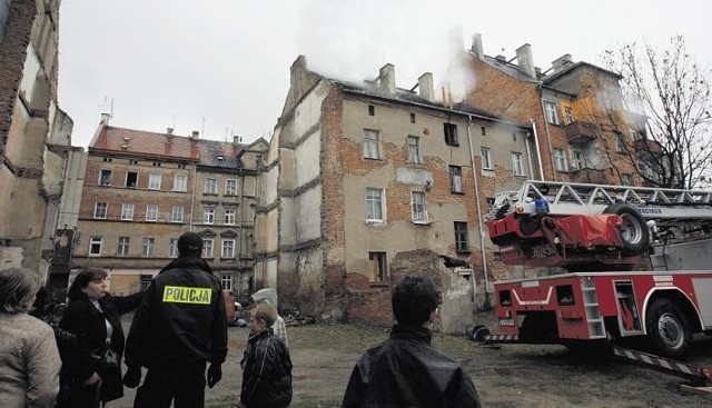 Pożar przy ul. Kamiennej w Legnicy. Dzięki 65 tys. zł od ubezpieczyciela odbudowano dach