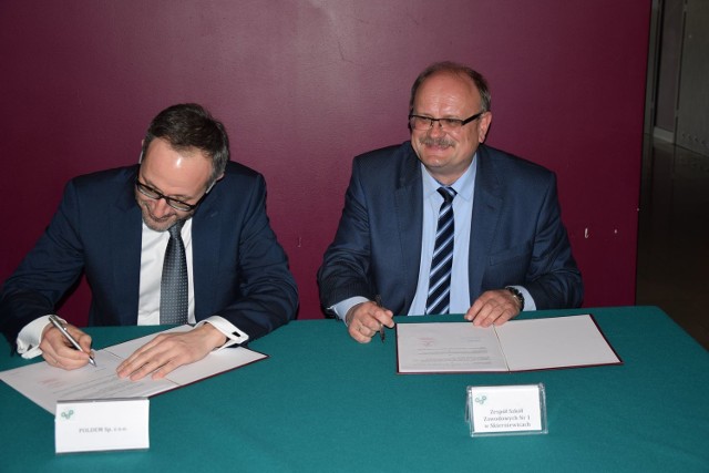 Klasy zawodowe w Skierniewicach formalnie mają swoich patronów – w piątek 29 kwietnia podpisane zostały umowy pomiędzy dyrektorami szkół i przedstawicielami skierniewickich firm.