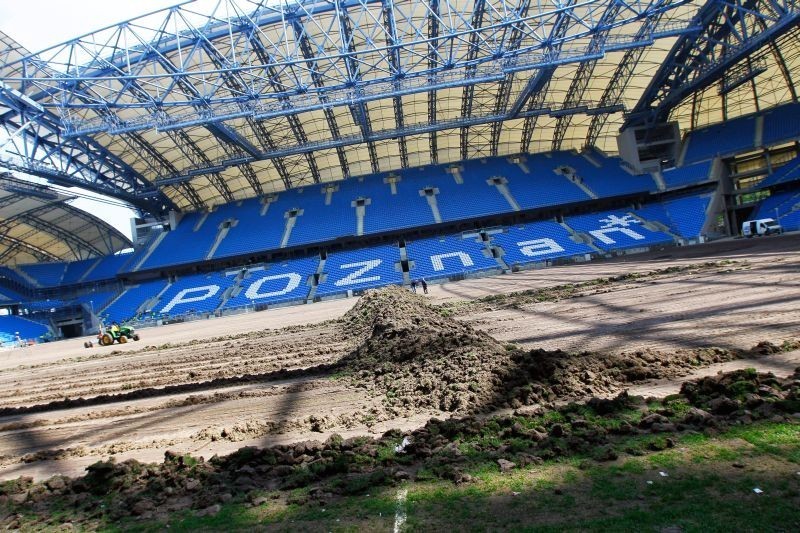 Na Stadionie Miejskim w Poznaniu trwa wymiana murawy na Euro 2012 [ZDJĘCIA]