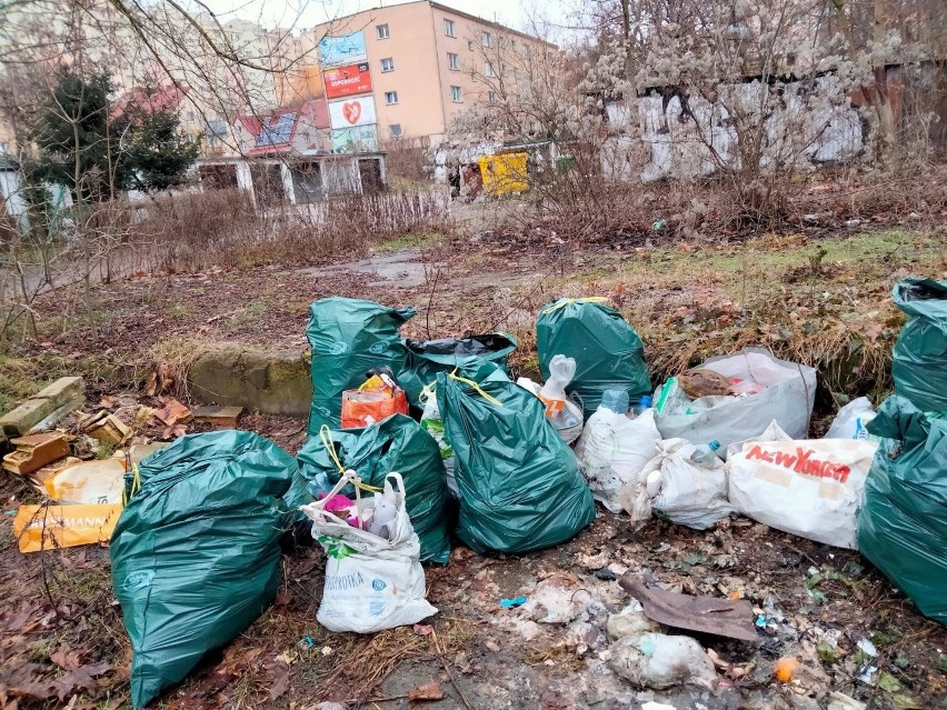Przy ul. Warszawskiej śmieci zalegają od wielu tygodni.