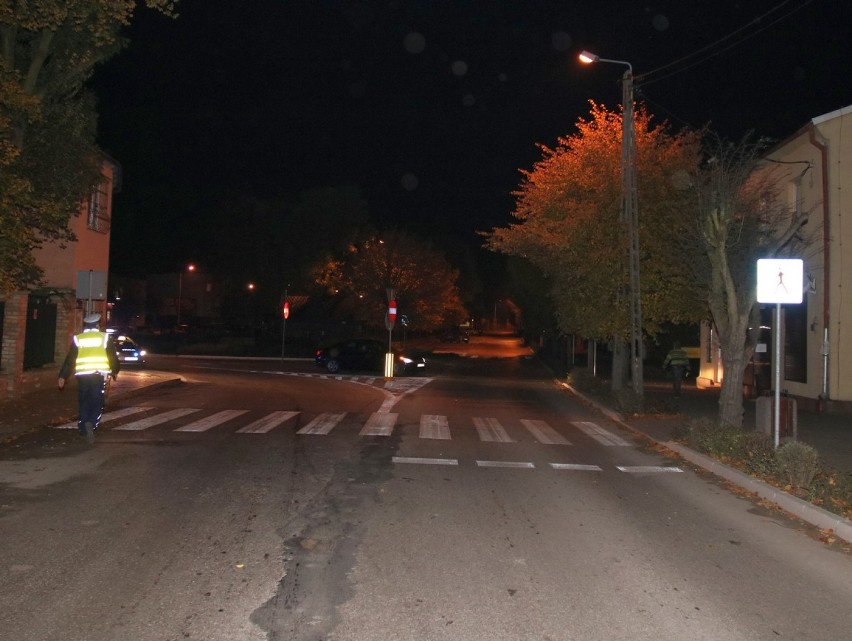 Osięciny - wypadek. 18-latek jadący volkswagenem potrącił na przejściu dla pieszych 46-latkę [zdjęcia]
