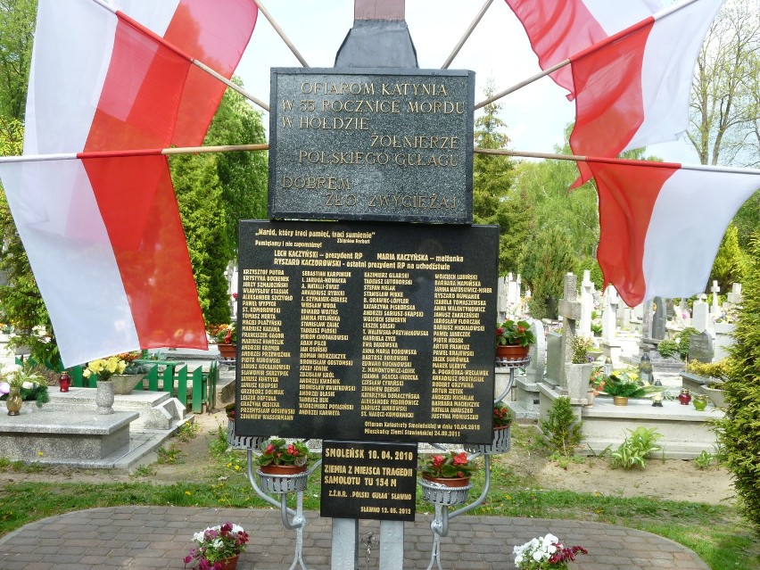 Sławno urna Smoleńsk. Wmurują na cmentarzu urnę z ziemią smoleńską - Sławno