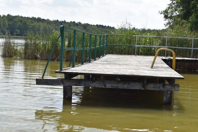 "Plaża" i pomost nad jeziorem Granicznym. Woda przy pomoście sięga do kolan...