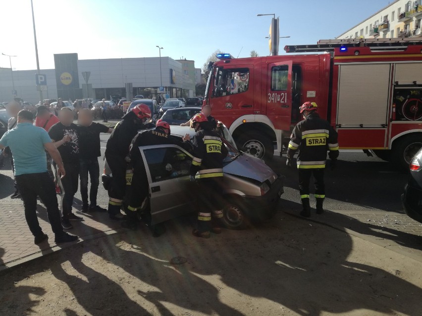 Wypadek na ulicy Górnośląskiej w Kaliszu. 86-letnia kierująca fiatem w szpitalu. ZDJĘCIA
