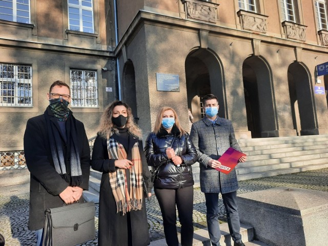 Posłowie Lewicy zajęli się sprawą mobbingu w nyskiej policji. Dziś rozpoczęli kontrolę w tej sprawie w komendzie wojewódzkiej.