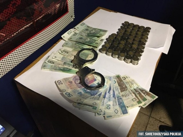 Policjanci przejęli pieniadze, które - jak podejrzewają - mogły pochodzić z nielegalnego procederu