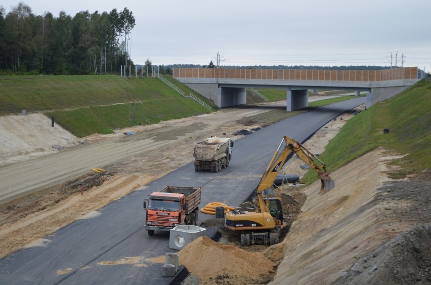 Jeden z ostatnich oddanych do użytku wiaduktów nad trasa S14...