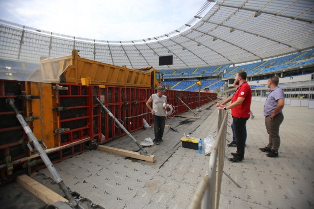 Od kilku dni na stadionie trwa budowa toru, który ma 370 metrów długości, 11 metrów szerokości na prostej i do 18 metrów na wirażach