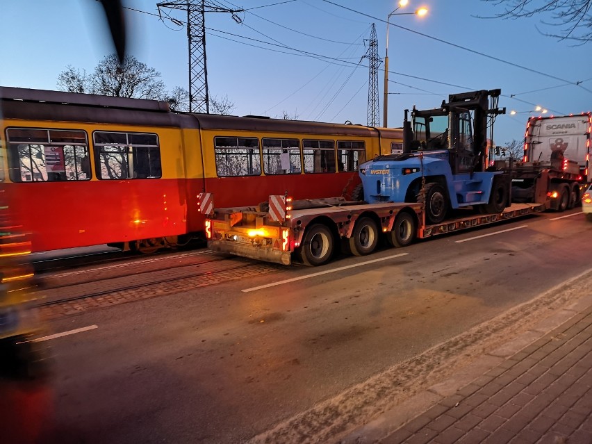 Kolizja tramwaju i ciężarówki na ul. Chełmińskiej w Grudziądzu [zdjęcia]