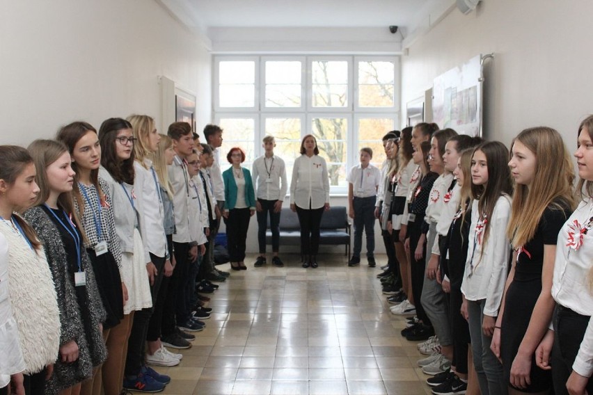 Tysiące dzieci, młodzieży oraz nauczycieli z Lęborka wspólnie zaśpiewało hymn [ZDJĘCIA]