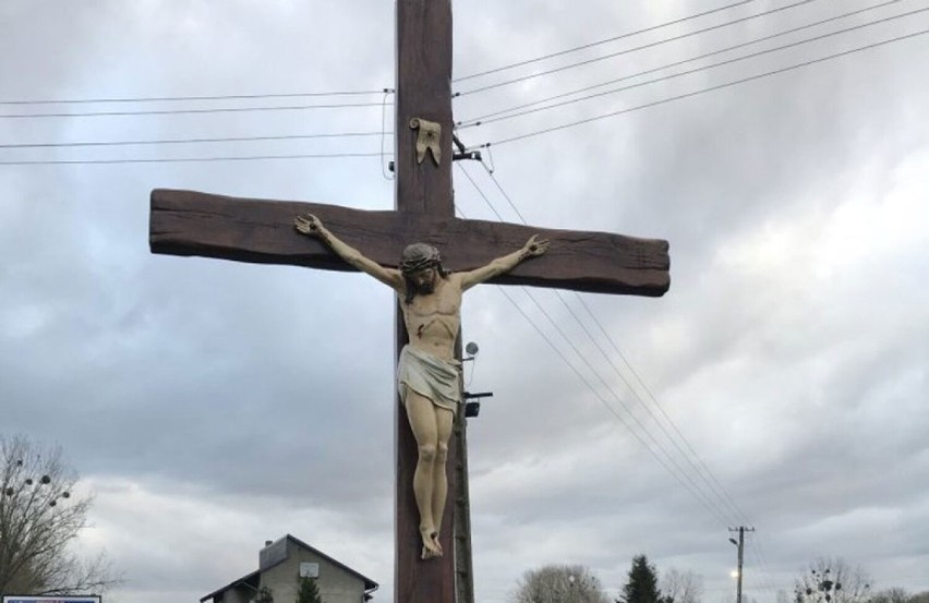 Uczeń  zniszczył figurę Chrystusa na Krzyżu w Pińczycach. 17-latek oskarżony o obrazę uczuć religijnych