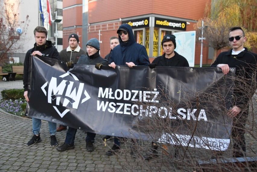 Pikieta Młodzieży Wszechpolskiej i Klubu Polonia Christiana w Rybniku przed Urzędem Miasta