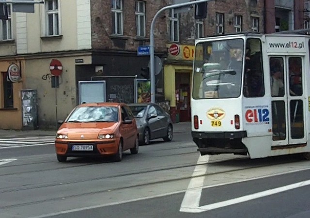 Widok od strony Dudy-Gracza: punto skręca z Warszawskiej w lewo, przy torach czeka, aż przejedzie tramwaj