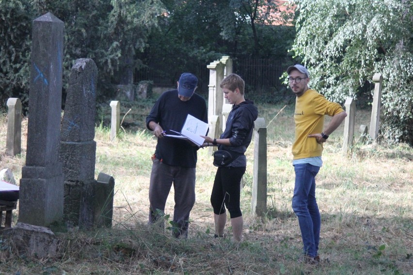 Kończy się inwentaryzacja dawnego żydowskiego cmentarza w Koźminie Wielkopolskim [ZDJĘCIA + FILMY] 