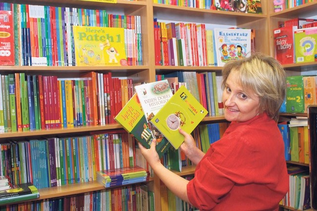 Dorota Rybczyńska pokazuje książki, które w tym roku najlepiej się sprzedają.