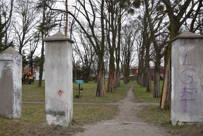 Aleje i pomnik. Ruszyły prace na dawnym cmentarzu przy Wita Stwosza w Pruszczu |ZDJĘCIA