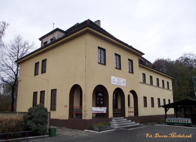 Budynek z lat 50. Mieści się tutaj muzeum, noclegownia, zaplecze socjalne dla pracownik&oacute;w.
Fot. Dorota Michalczak