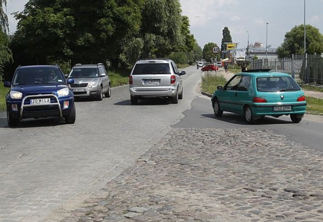 Rondo, równe chodniki, zatoczki dla autobusów i ścieżka rowerowa ...