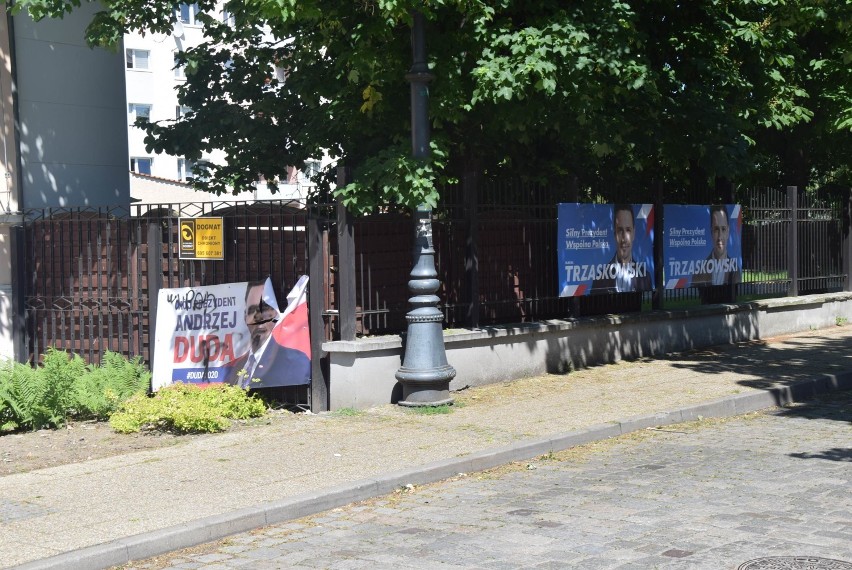 Malbork. Niszczone banery wyborcze Andrzeja Dudy, ale nie tylko. "Taka ich kultura polityczna"