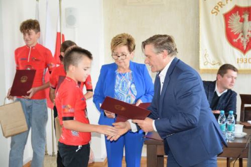 Nagrody sportowe burmistrza Koziegłów dla młodzieży rozdane  ZDJĘCIA