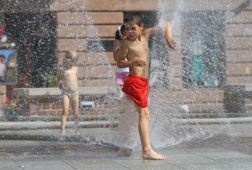 Kurtyny wodne w Piotrkowie cieszą szczególnie najmłodszych