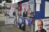 Wybory. Rozmiar robi różnicę: większy plakat wyborczy, więcej śmieci