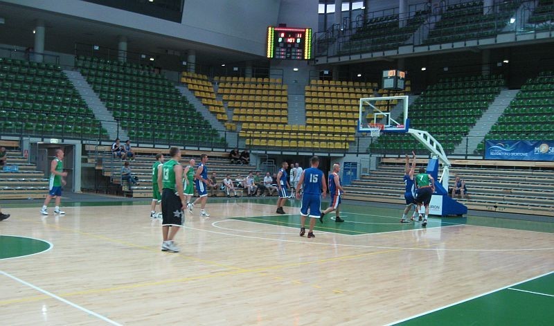 Okolicznościowy turniej koszykówki wygrała ekipa z Urzędu Miasta w Zielonej Górze (galeria)