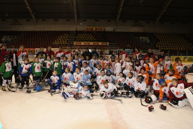 Pamiątkowe zdjęcie uczestników oświęcimskiego seminarium hokejowego.