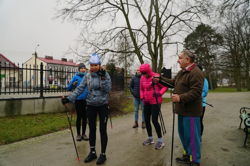 Nordic walking pod rękę w walentynkowym biegu w skierniewickim parku