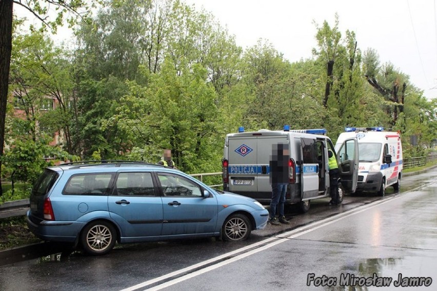 Bielsko-Biała: Policyjny pościg za złodziejskim duetem zakończył się na barierce