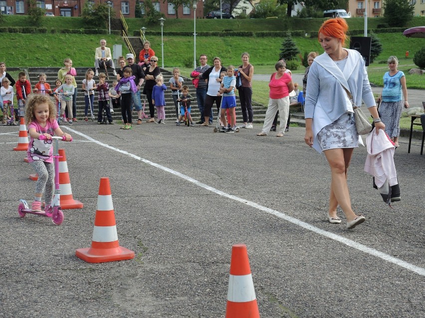 Zawody w jeździe na hulajnodze. Wystartowało 25 zawodników