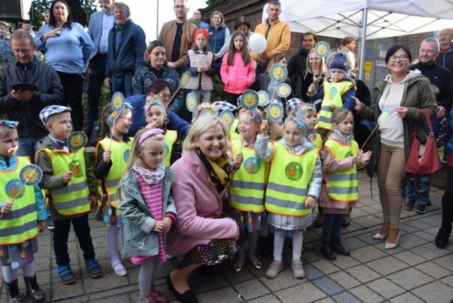 Na zdjęciach Głuchołazy, które są Miastem Kawalerów Orderu Uśmiechu ponieważ to tu mała wtedy dziewczynka Ewa Chrobak narysowała słoneczko, będące symbolem orderu. We wrześniu 2022 odwiedziła je Otylia Jędrzejczak,  która odsłoniła swoja gwiazdę w Alei Kawalerów Orderu Uśmiechu w Głuchołazach.