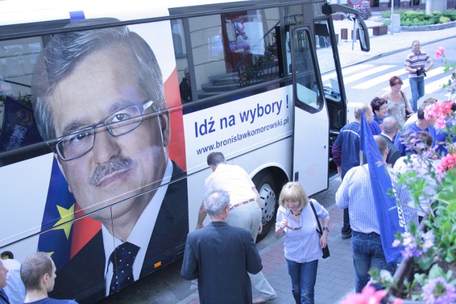 Zwolennicy marszałka Komorowskiego przyjechali specjalnym autobusem, by zachęcać śremian do głosowania w wyborach prezydenckich właśnie na kandydata PO.