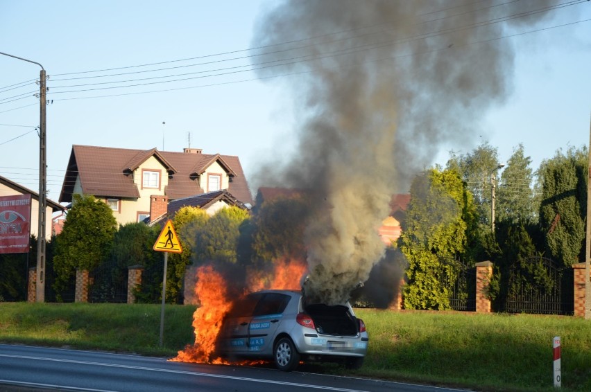 Płonące auto na ulicy Wojska Polskiego w Człuchowie