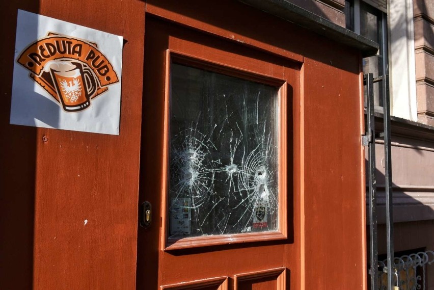 Nieznani sprawcy wybili szyby w oknach pubu.