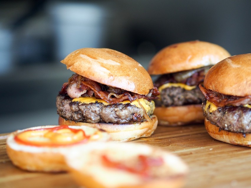 Zakres obowiązków: przygotowywanie posiłków fast-food,...