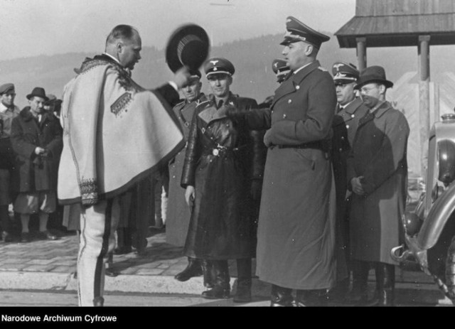 7 listopada 1939 delegacja górali z Wacławem Krzeptowskim na czele złożyła na Wawel gubernatorowi generalnemu Hansowi Frankowi wyrazy uznania oraz wręczył mu złotą ciupagę. 12 listopada Frank odwiedził Zakopane, gdzie Krzeptowski uroczyście przywitał go w imieniu górali. Tak rodził się Goralenvolk