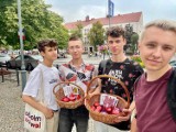Działacze Młodej Lewicy rozdawali miód mieszkańcom Wolsztyna