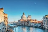 5 rzeczy, które trzeba wiedzieć przed podróżą do Wenecji w 2024 roku. Miasto ma swoje ciemne strony... 