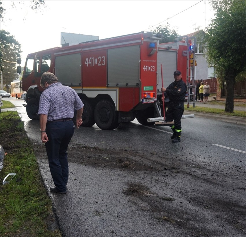 Kraśnik: Kierowca dostawczego iveco stracił panowanie nad autem i wjechał w barierkę ZDJĘCIA, WIDEO