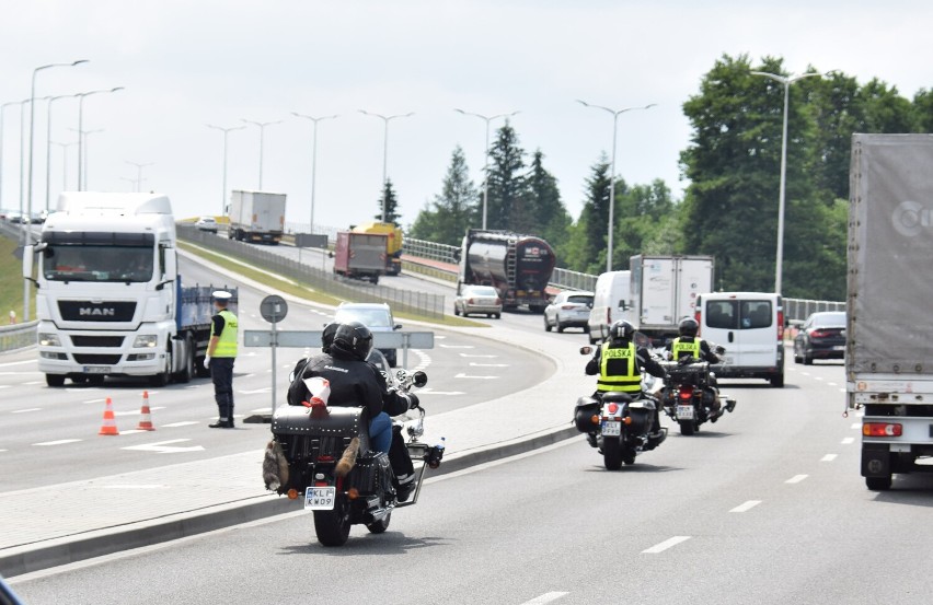 Nowa jezdnia z wiaduktem na DK28 w Krośnie oficjalnie otwarta. Przez miasto można przejechać szybciej i bezpieczniej [ZDJĘCIA]