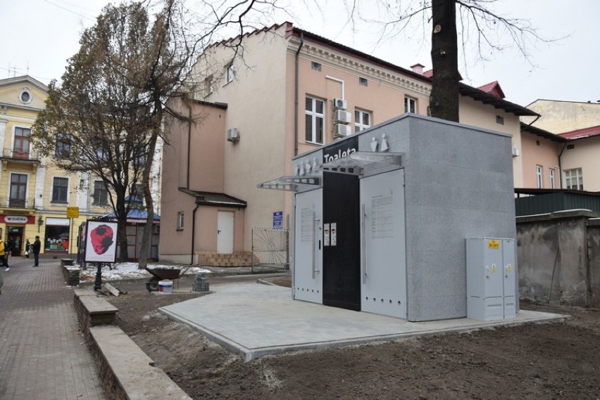 Tarnów. Pierwsza, automatyczna toaleta publiczna w mieście prawie gotowa